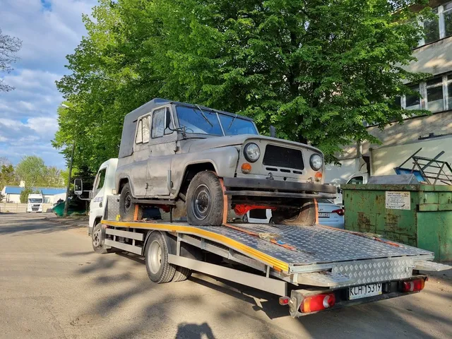 zabytkowy pojazd uaz transport na lawecie