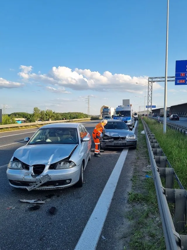 wypadek kolizja a4 autostrada wrocław holowanie